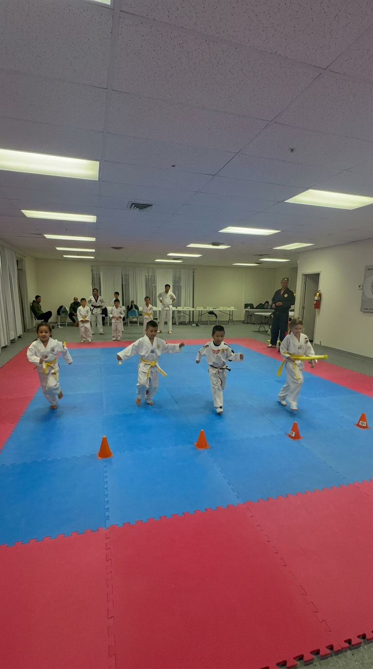 Clase infantil con conos y agilidad