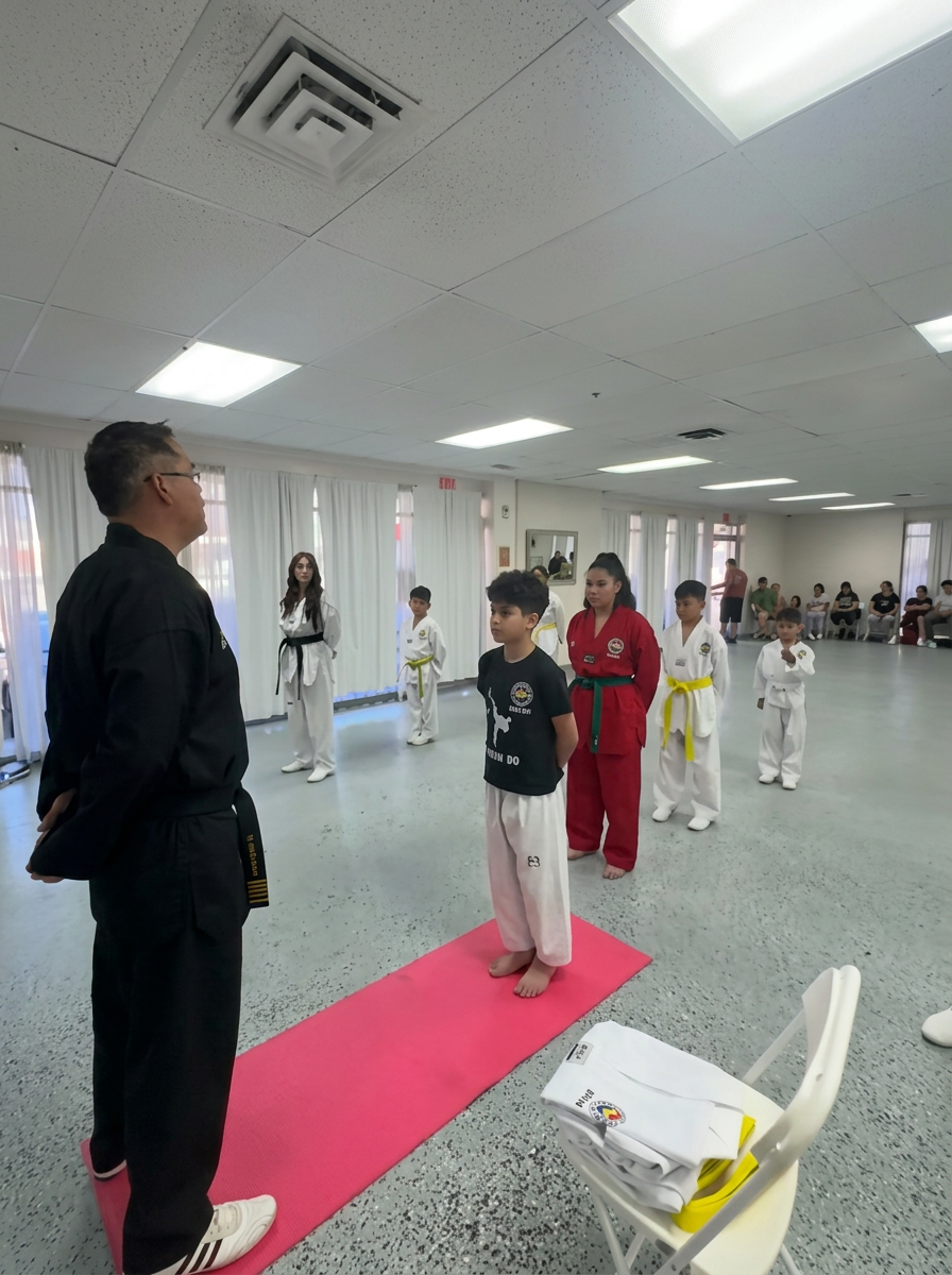 Entrega de uniforme a joven atleta
